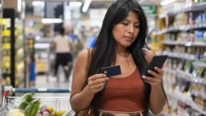 Pagou só o mínimo do cartão? A dívida pode dobrar mesmo com o novo limite